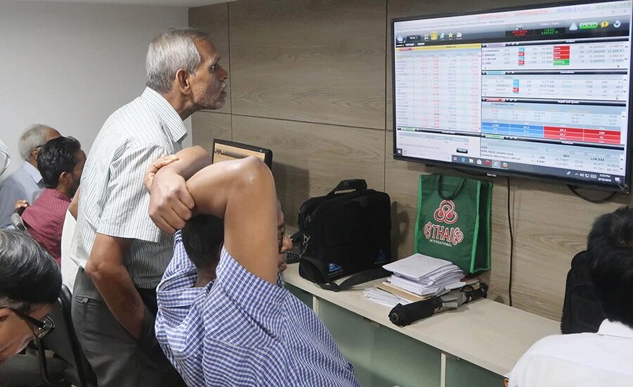 Stocks extended its gaining streak for a second consecutive session on Sunday, buoyed by a rebound in investor sentiment. Investors renewed their buying appetite, especially for banking and textile stocks, amid optimism ahead of the earnings season, market analysts said. The market began on a highly positive note and the momentum sustained throughout the session, pushing the benchmark index higher. DSEX, the prime index of the Dhaka Stock Exchange (DSE), finally settled the day 51.24 points higher at 5,401.49. Five companies together made the most contributions -- 24.8 points -- to the rise of the index. They are Islami Bank, City Bank, Beximco Pharmaceuticals, Pubali Bank and Al-Arafah Bank. The blue-chip DS30 index, comprising 30 leading companies, rose 22.13 points to 2,096, while the DSES index, representing Shariah-compliant companies, climbed 9.41 points to 1,172.57.